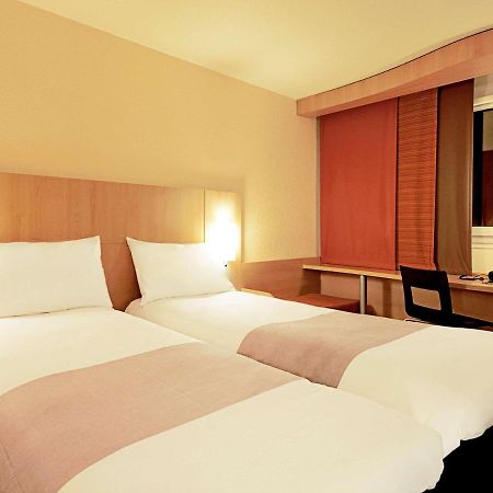 Отель Ibis London Luton Airport Экстерьер фото