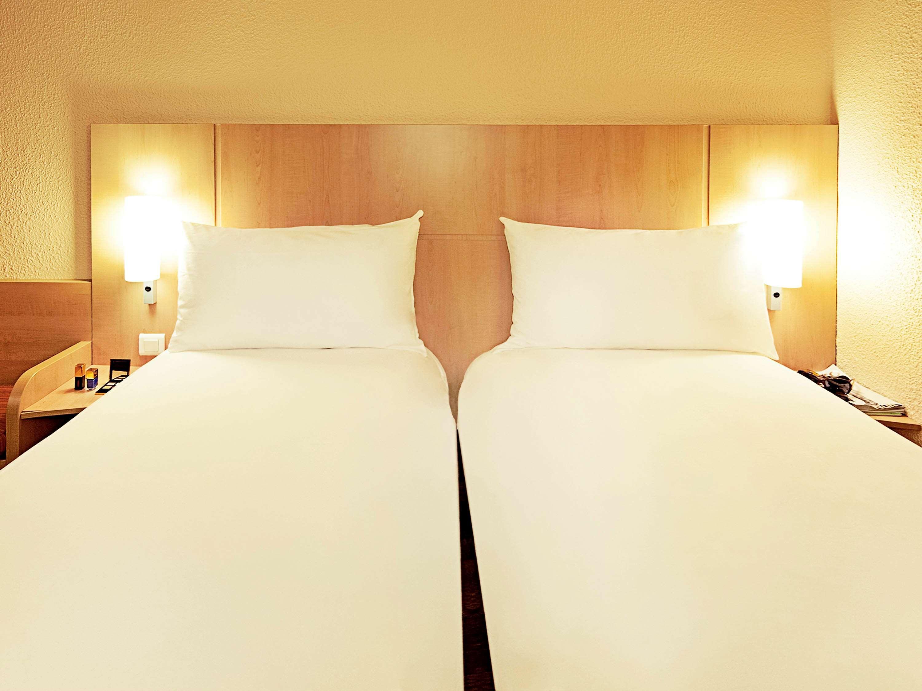 Отель Ibis London Luton Airport Экстерьер фото