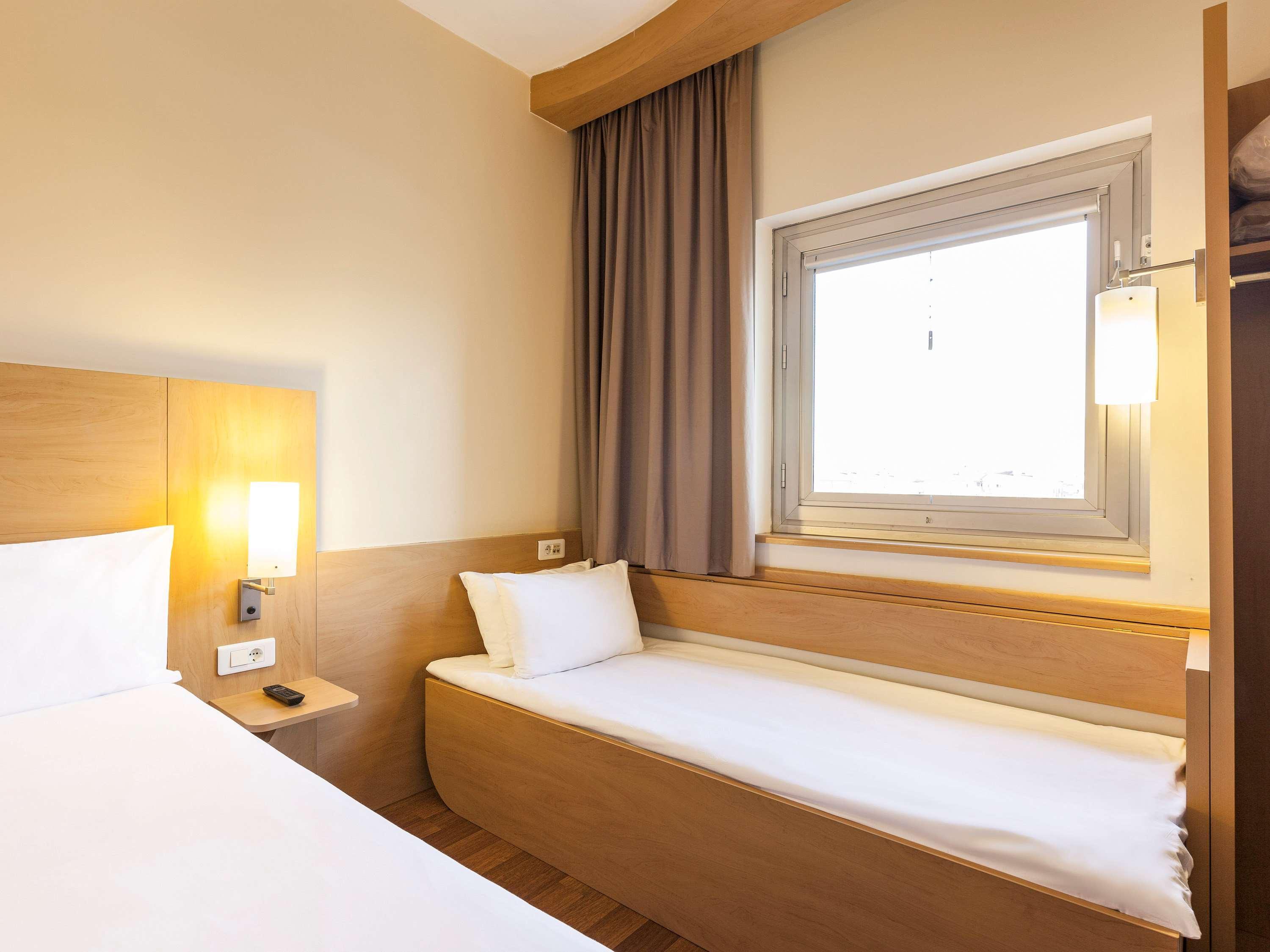 Отель Ibis London Luton Airport Экстерьер фото
