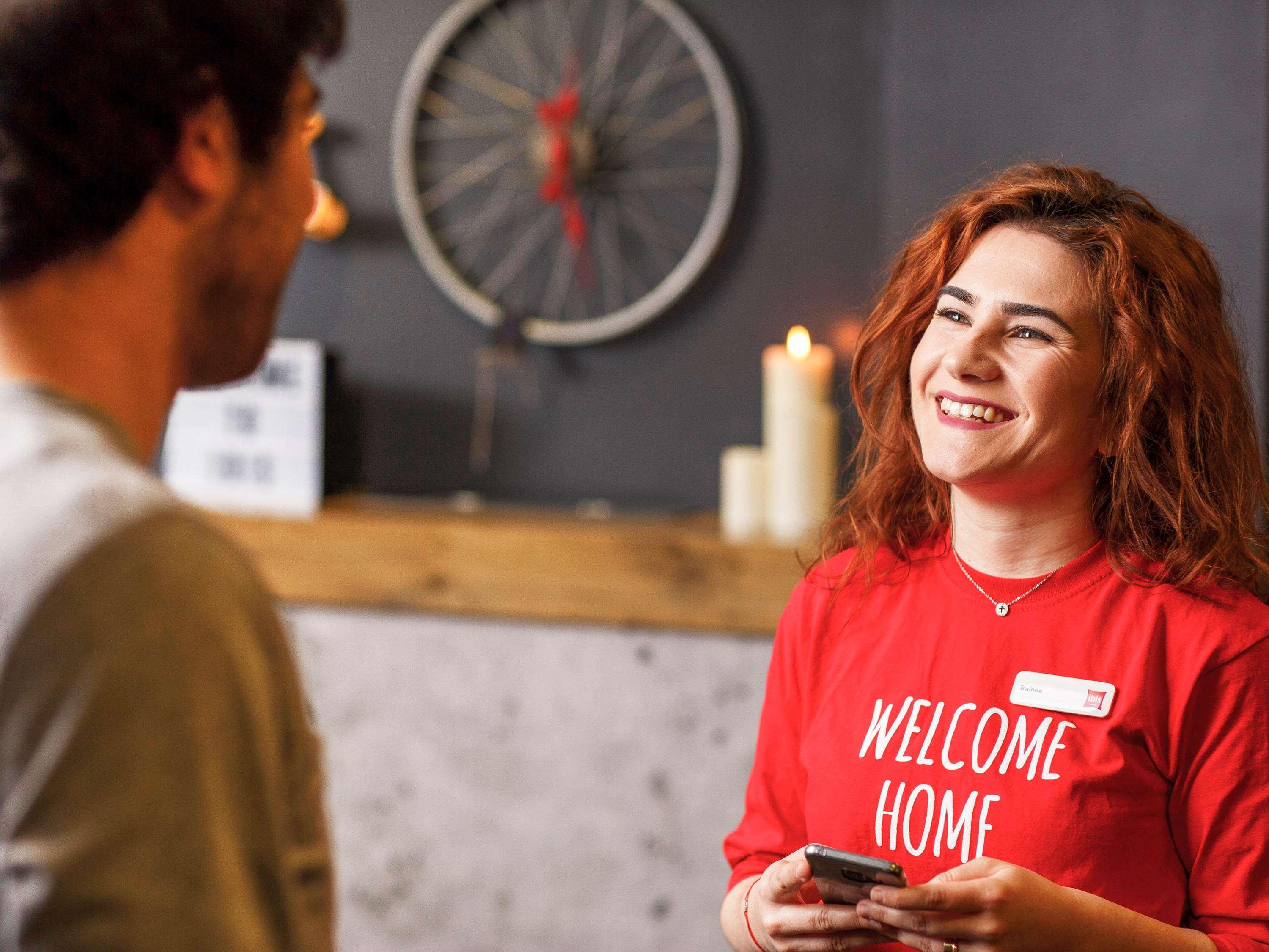 Отель Ibis London Luton Airport Экстерьер фото
