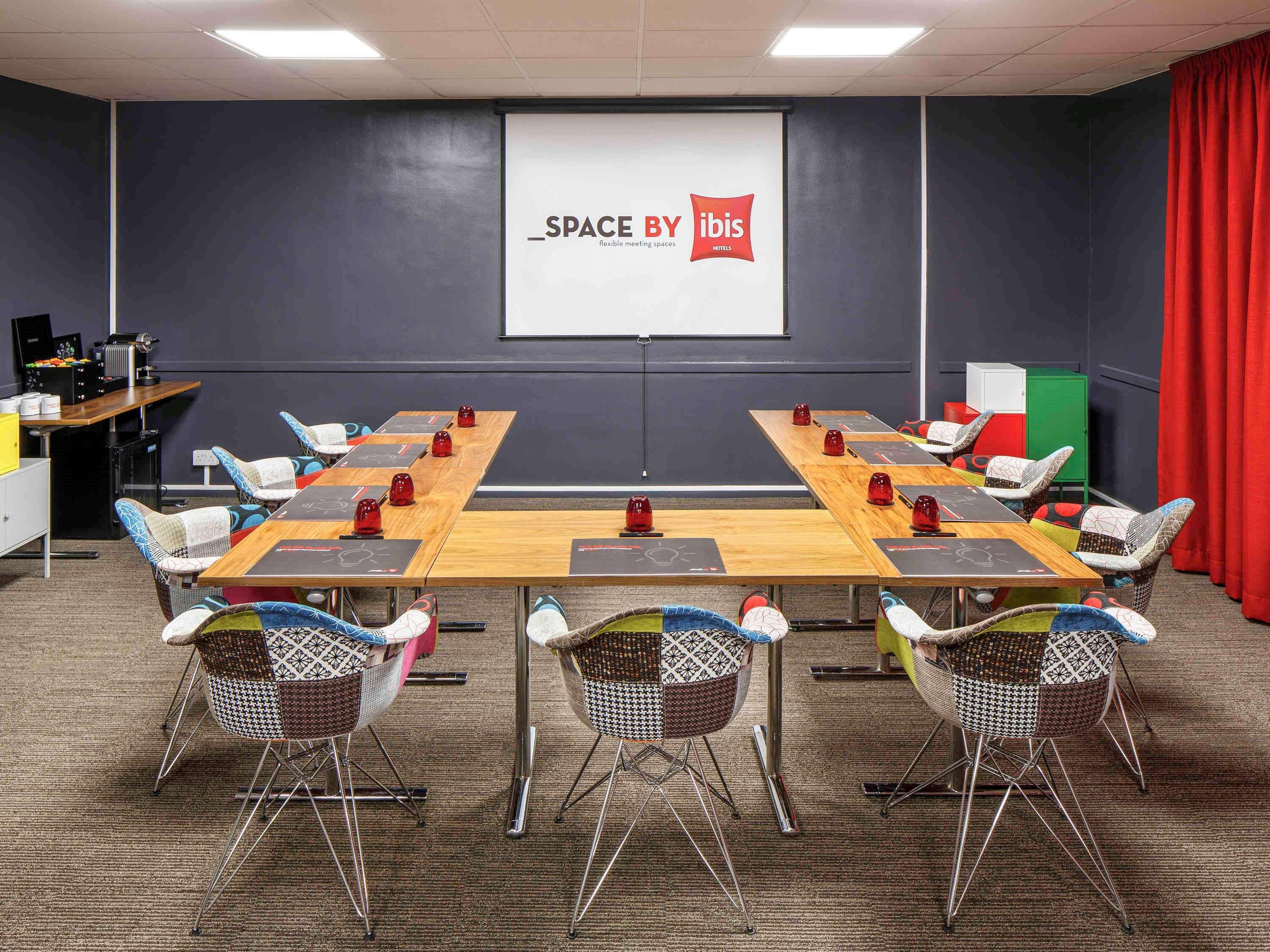 Отель Ibis London Luton Airport Экстерьер фото