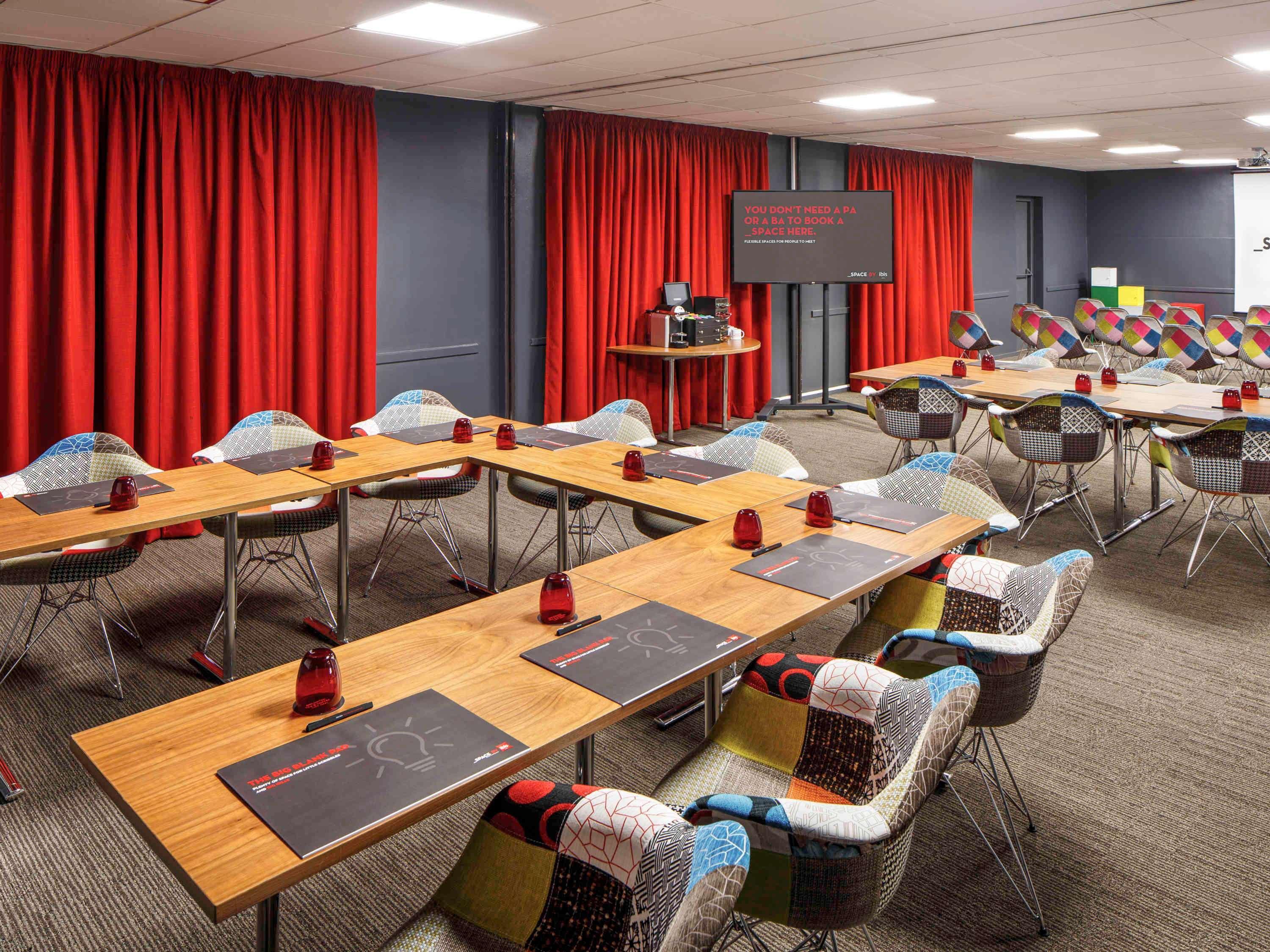 Отель Ibis London Luton Airport Экстерьер фото
