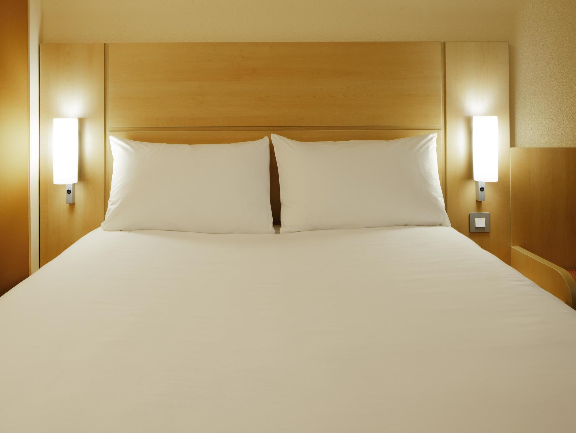 Отель Ibis London Luton Airport Экстерьер фото