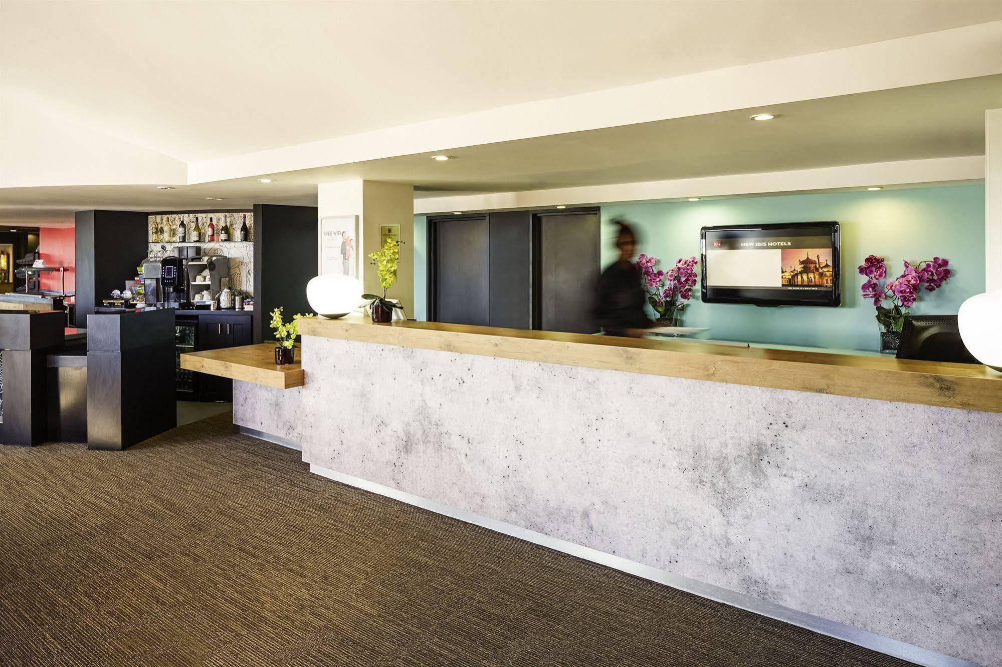Отель Ibis London Luton Airport Экстерьер фото