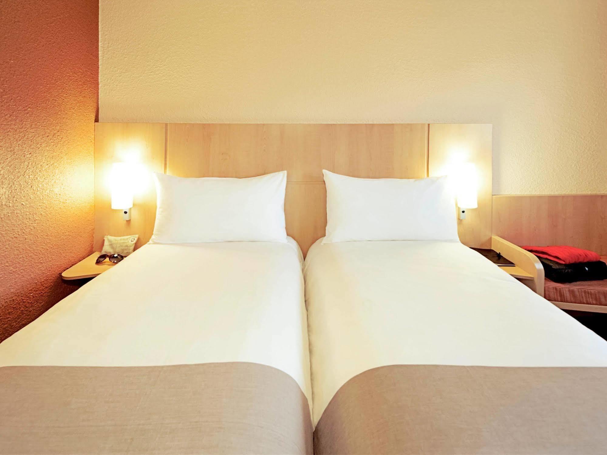 Отель Ibis London Luton Airport Экстерьер фото