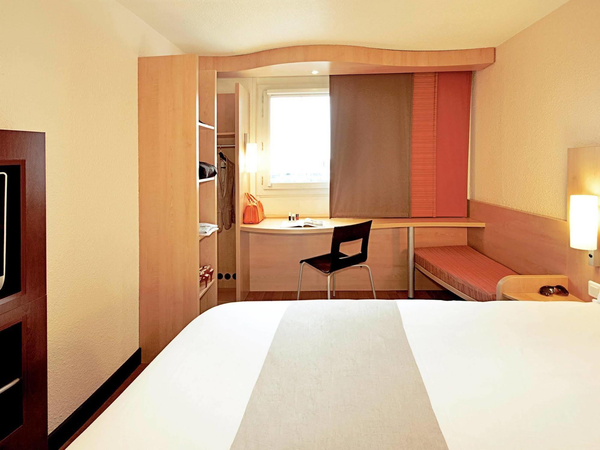 Отель Ibis London Luton Airport Экстерьер фото