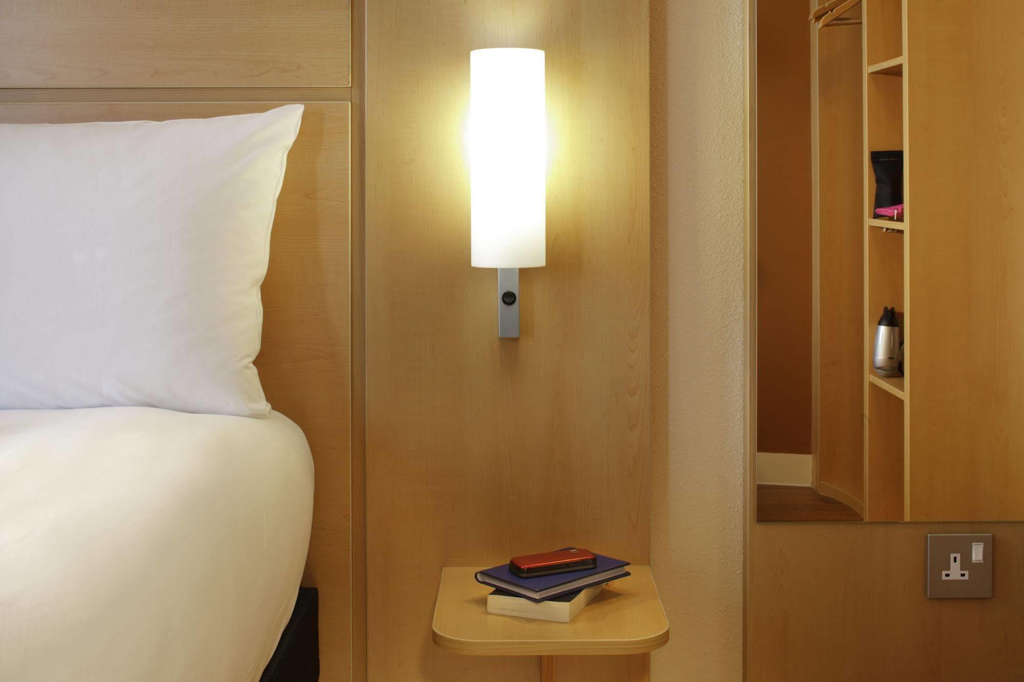 Отель Ibis London Luton Airport Экстерьер фото
